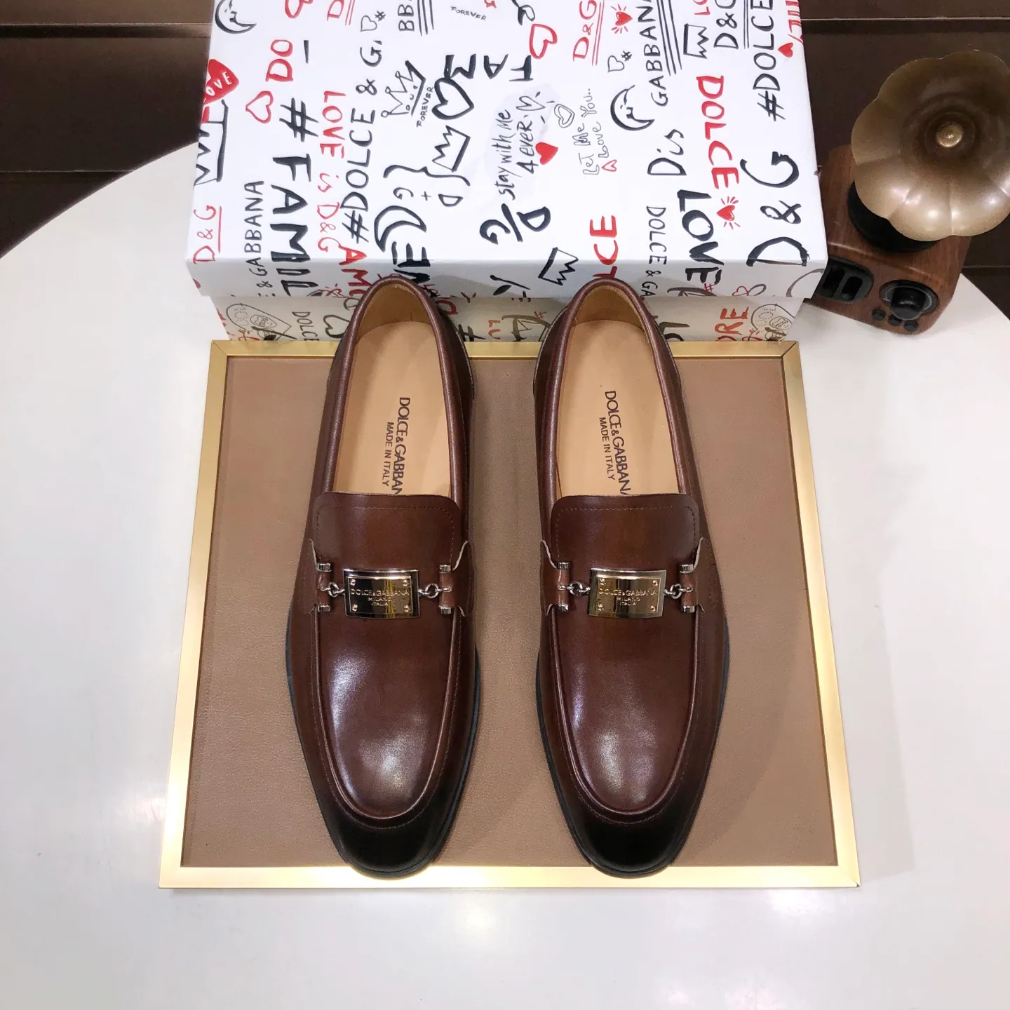 Ex-factory price 500💰DG top quality🔍🔍men's new leather shoes🚹Sold simultaneously at counters⚠Shoe uppers are imported cowhide from Italy, fully imported cowhide lining, imported accessories💪💪, completely 1⃣️ to 1⃣️replica🇮🇹 💪💪, ⚠Sole: The original sole is specially provided by the original factory, the exclusive movable molded sole is super comfortable, ⚠The original factory follows the order, 🔍🔍high quality, you can enter and exit the counter at will, welcome to compare ⚠Number of sizes: 38-44 (45 customized)